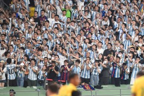 米乐M6-包含足球巨星频频亮相，球迷狂热追捧的词条