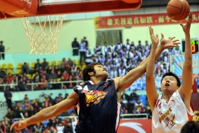 米乐体育赛事-观众欣赏到精彩对决，球员展现出色表现(观众对比赛的重要性)