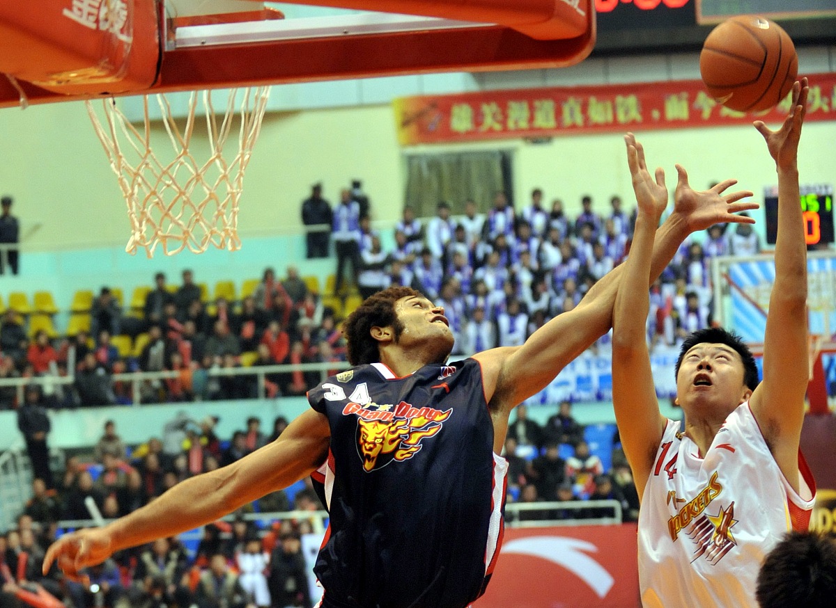 观众欣赏到精彩对决,球员展现出色表现(观众对比赛的重要性) 观众欣赏到精彩对决,球员展现出色表现(观众对比赛的重要性)