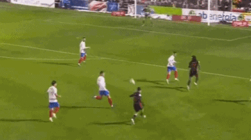 观众欣赏到精彩对决,球员展现出色表现(观众对比赛的重要性) 观众欣赏到精彩对决,球员展现出色表现(观众对比赛的重要性)