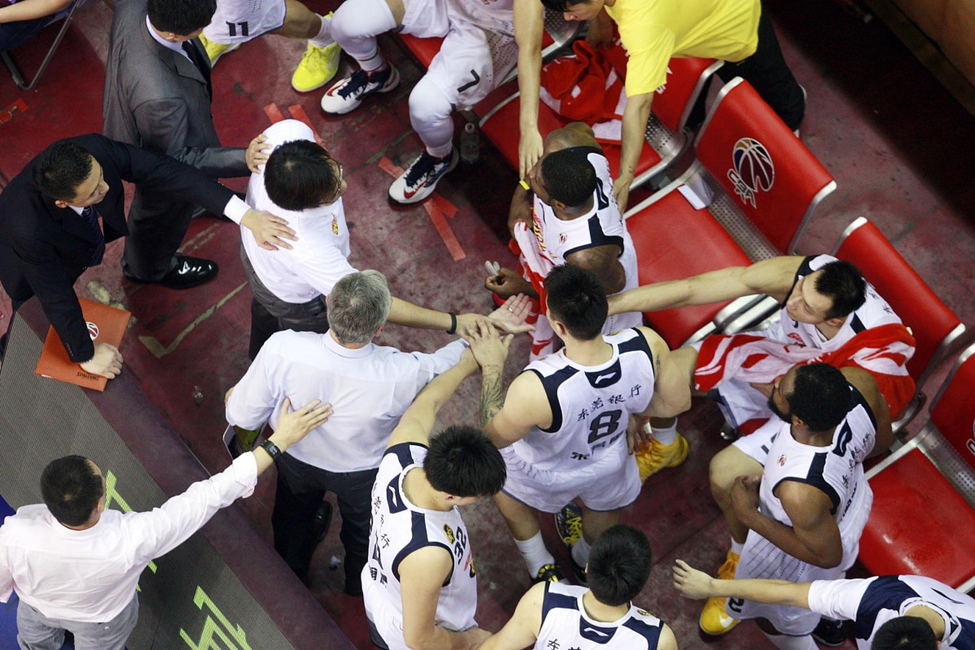 技巧高超!球员们在赛场上展现出超凡的表现英语