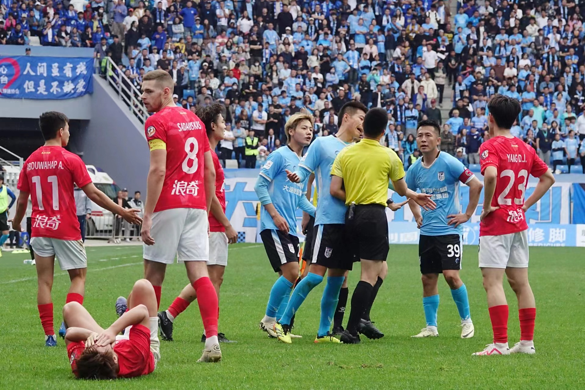 足球比赛中球员表现出色,引发球迷热议(足球比赛中球员表现出色,引发球迷热议的是) 足球比赛中球员表现出色,引发球迷热议(足球比赛中球员表现出色,引发球迷热议的是)