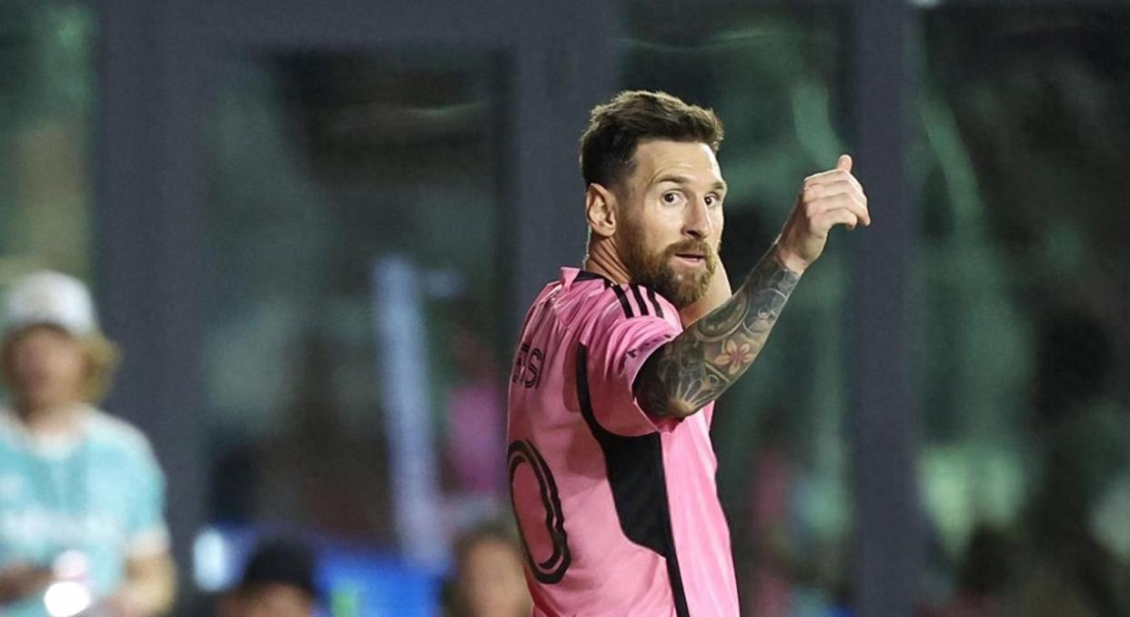 精彩可期的比赛即将上演，球迷举双手期待