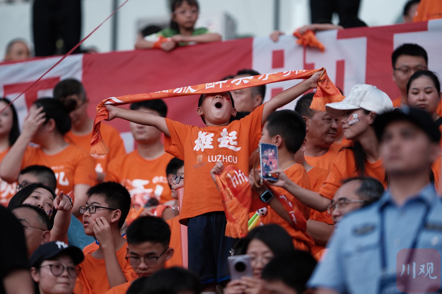 精彩可期的比赛即将上演，球迷举双手期待