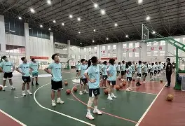 青年篮球培训课程受欢迎，热度高涨(篮球青年训练营)